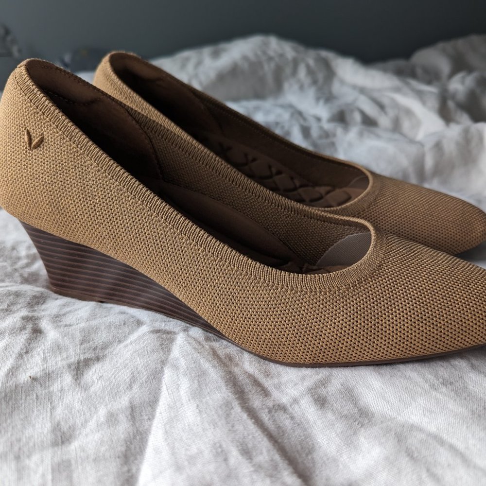 [NEW] Vivaia Tamia Wedge (Almond-Toe)